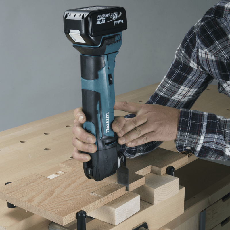 Makita DTM51Z Solo – 18 V Akku‑Multitool mit stufenloser Oszillation 6 000–20 000 min⁻¹, 3,2° Schwingwinkel, werkzeugloser OIS‑Zubehörwechsel, Soft‑Start & Anti‑Restart – ohne Akku & Ladegerät